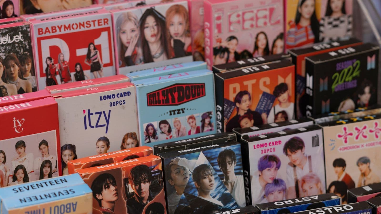 Mengenal WTS, WTB, dan WTT: Bahasa Jual Beli Merchandise K-Pop